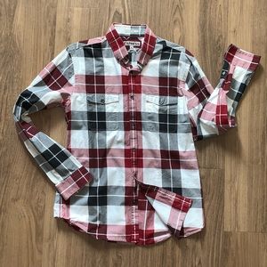 Men’s red and black plaid fitted casual button up
